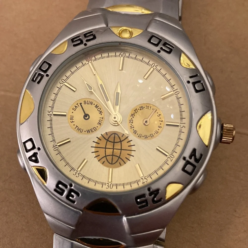 Men’s EUC stainless back WRISTWATCH with NEW Batery; Metal Band ,Easy-open Catch